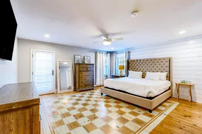 Great Marsh House | Dog-friendly duplex in Essex with yard, deck & game room