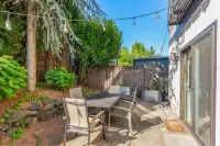 Bright Living Space and Private Yard - Charming Modern Retreat Hotell i Seward Park