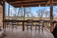Tranquil Getaway and Stunning Craftsmanship - Serene Cabin Retreat Hotel di Cherry Log