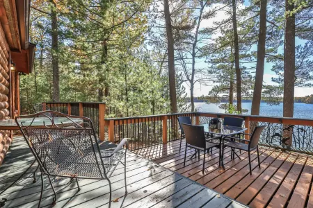 Lake Front with Fire Pit and Kayaks - Tranquil Luxurious Hideaway