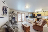 Riverfront condo with free wifi, fireplace, patio, & gas grill Hotels in Grand Lake