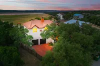 Luxury Lake Life - Boat Dock, Outdoor Kitchen, Basketball Court, Game Room & Bar Hotels in Hudson Bend