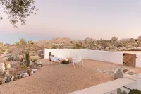 Cedar Hot Tub and Outdoor Oasis - Charming Desert Escape