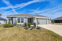 Spacious Living and Lanai Overlooking Tranquil Pond - Serene Oasis Hotels in Leesburg