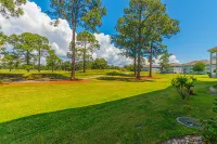 Spacious Apartment with Golf Course Views - Charming Getaway Hotels in Horry County