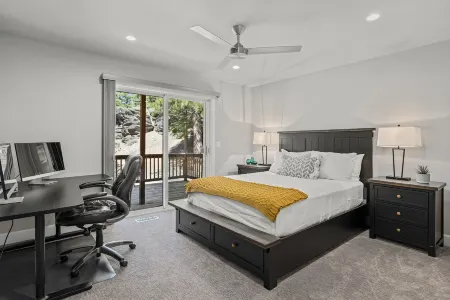 Tranquil Retreat with Stunning Mountain Views - Elegant Getaway Отели рядом с достопримечательностью «California Historical Landmark 780-6: Transcontinental Railroad in Truckee»