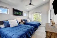 Luxury Mountain Home with Private Hot Tub and Scenic Views - Exquisite Retreat Hotels in Fraser