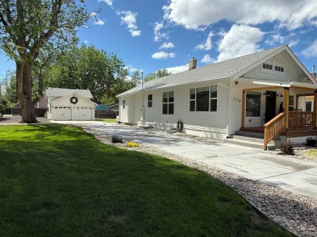 Farmhouse in Downtown Loveland with Hot Tub