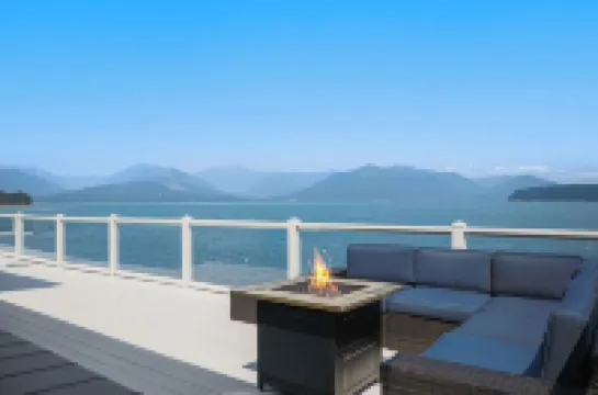 Beautiful Beach House and additional beach cabin with Olympic Mountain view