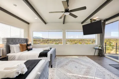 Panoramic Views and Chic Design - Stunning Desert Sanctuary