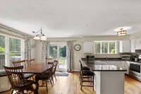 Private Hot Tub and Stargazing Oasis - Cozy Contemporary Escape