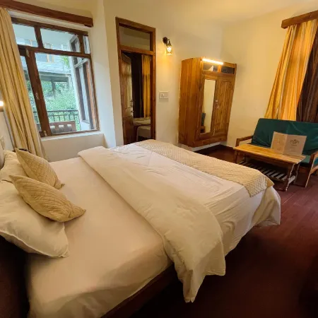 Tourist Hotel 10 Minutes Walking Distance from the Mall