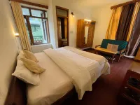 Tourist Hotel 10 Minutes Walking Distance from the Mall