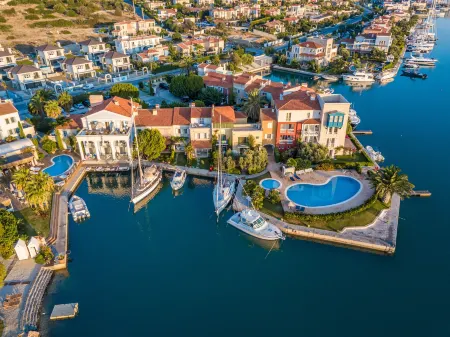 Port Alacati Hotel Отели рядом с достопримечательностью «Gilikli Public Beach»