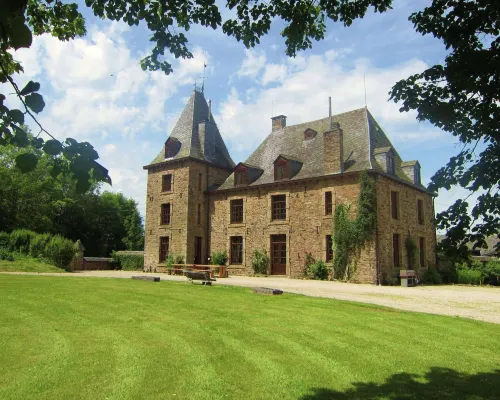 Castle in Basse-Bodeux with Pool and Sauna Hotels in Trois Ponts