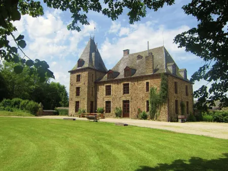 Castle in Basse-Bodeux with Pool and Sauna Отели в г. Basse-Bodeux