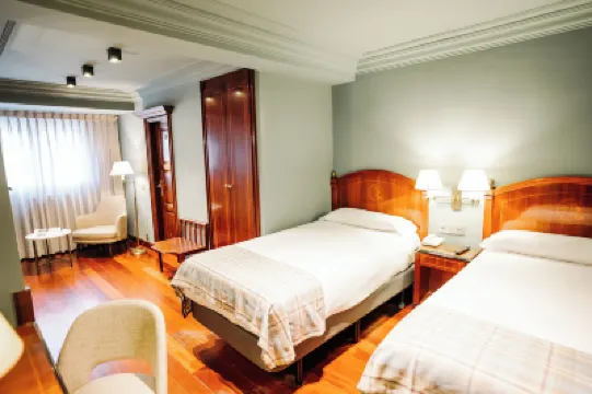 Hotel Rice Reyes Católicos Hoteles cerca de Monasterio de San Juan