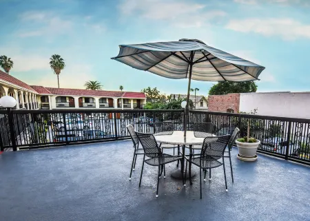 Chariot Inn Glendale - Pasadena Отели рядом с достопримечательностью «Gallery Godo»