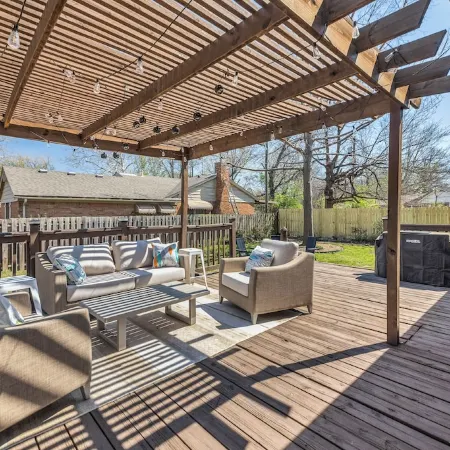 Golden Era Retreat-3 Miles to Expo-Fully-Fenced-Pet Friendly