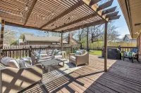 Golden Era Retreat-3 Miles to Expo-Fully-Fenced-Pet Friendly