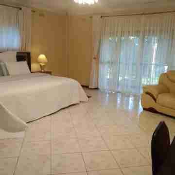 Charming 6-Bed House with Swimming Pool in Harare Rooms