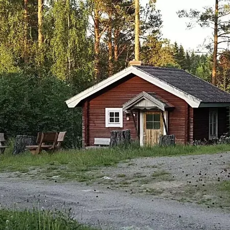 Timmerhus Komplett Mindre Bostad Med tillgång Till Stort Servicehus