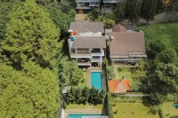 Breeze Blows City View Villa 5 Bedrooms with a Private Swimming Pool and a Familly Room Hotell i Mekarsaluyu
