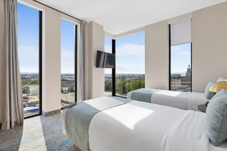 The Parc Hotel Отели рядом с достопримечательностью «Free Synagogue of Flushing»