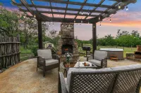 Luxury Home with Fire Pit & Hill Country Views 켄들 카운티 호텔