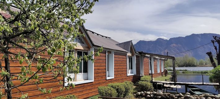 Queens Lakehouse Hotels in Srinagar