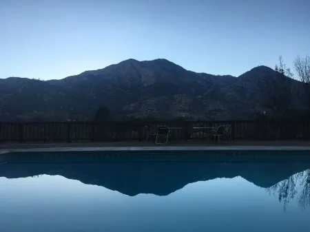 Whispering Pines Lodge Отели в г. Сквирел Маунтин Вэлли