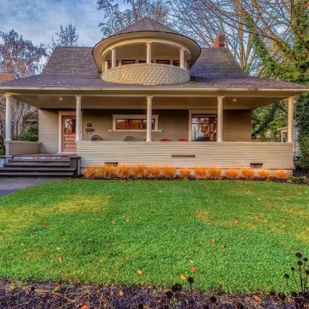 Steps from downtown - Beautiful historic home with AC, WiFi
