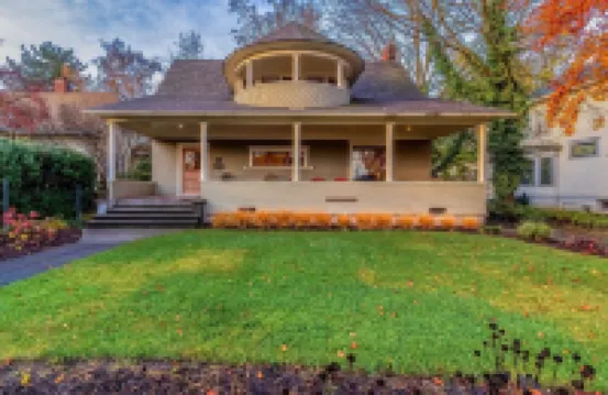 Steps from downtown - Beautiful historic home with AC, WiFi