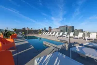 Hyatt Centric Montreal - Rooftop Pools