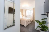 Beautifully Designed 3 Bed House - in Manchester Hotels in Denton