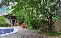 Club House Apartment with Garden and Pool فنادق في Podostrog