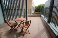Tailored Stays - Cambridge City Duplex Apartments - Balkon