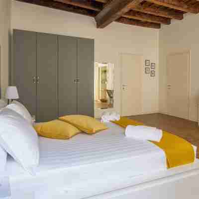 Charming Joivy Flat Next to Duomo di Como Rooms