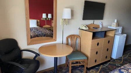 Newton Inn in Newton, KS Отели в г. Ньютон