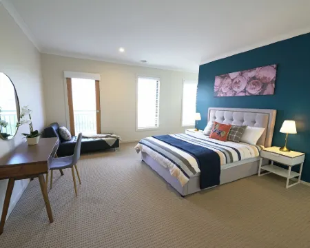 Modern 6BRM House Big Group at Pakenham Hotels in Pakenham