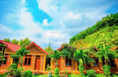 Phong Nha Hillside View Bungalow Отели в г. Son Trach