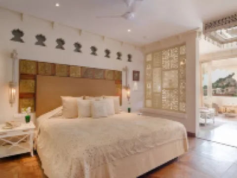 ラウラ ナーライ パリのホテル