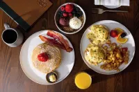 Hotel Alpenrock Breckenridge, Curio Collection by Hilton - breakfast