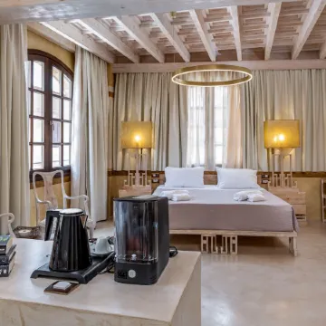 10GR Boutique Hotel & Wine Bar Отели рядом с достопримечательностью «Хаммам Ени»