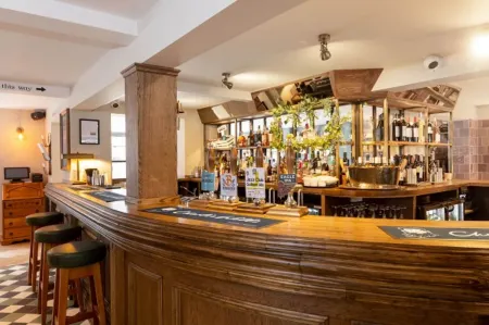 The Old Cock Inn Отели рядом с достопримечательностью «Заказник Батфорд Спрингс»