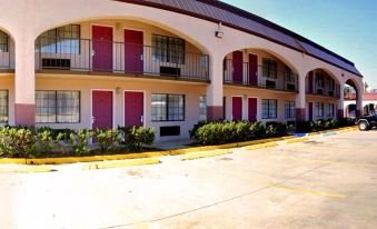 Days Inn & Suites by Wyndham Starkville