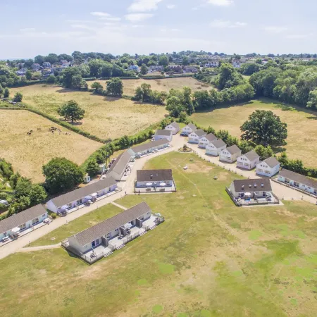 Seaview Holidays - Salterns Village Отели рядом с достопримечательностью «Пристань для яхт Хаслар»