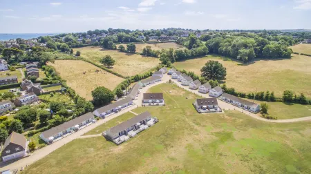 Seaview Holidays - Salterns Village Отели рядом с достопримечательностью «Сивью Уайлдлайф Энкантер»