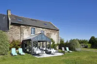 La Metairie-Du-Vauhariot - Vue Mer et Mont Saint Michel - Piscine Chauffée - Accès GR34 Hotels in Cancale