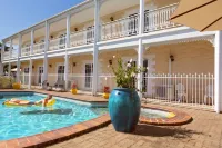White Lace Motor Inn Mackay - مسبح